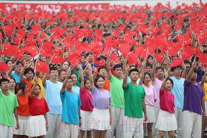 三万人齐唱《我和我的祖国》,球场变红色海洋 三万人齐唱《我和我的祖国》,球场变红色海洋